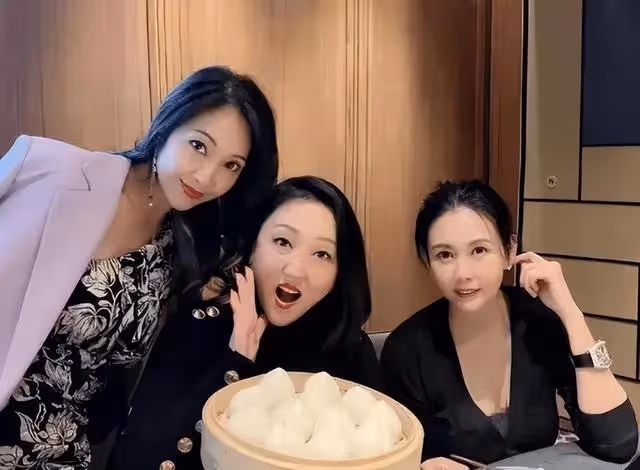 香港知名女星近況曝光,樣貌顯老身材顯胖,被指大媽味濃