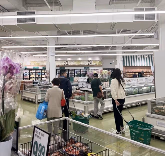 56歲王祖賢現身華人超市，身材發福膀大腰圓，皮膚暗淡肚子渾圓