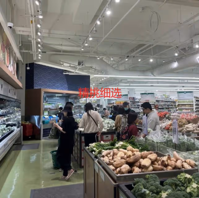 56歲王祖賢現身華人超市，身材發福膀大腰圓，皮膚暗淡肚子渾圓