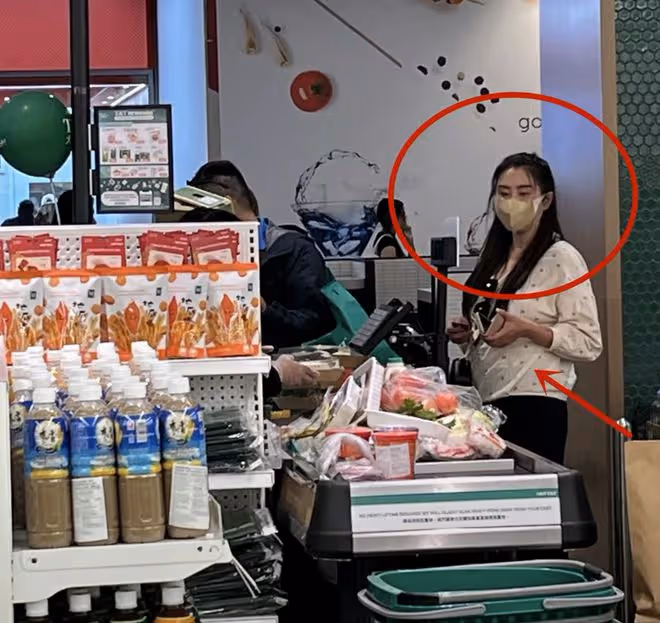 56歲王祖賢現身華人超市，身材發福膀大腰圓，皮膚暗淡肚子渾圓