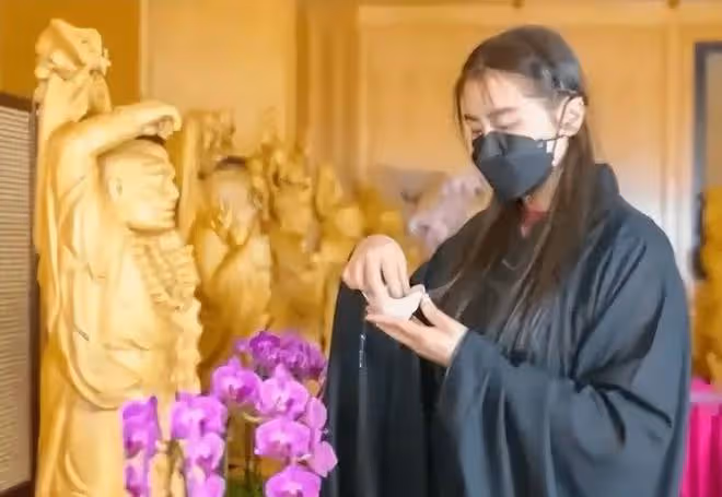 56歲王祖賢現身華人超市,身材發福膀大腰圓,皮膚暗淡肚子渾圓