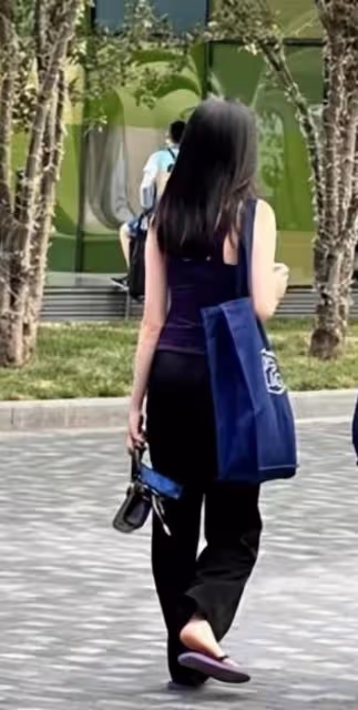 李嫣回國穿背心打扮成熟,超170大長腿吸睛,與繼母逛街有說有笑