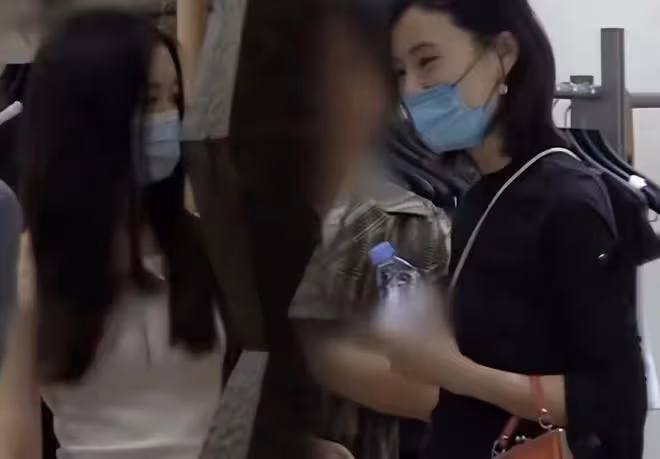 李嫣回國穿背心打扮成熟,超170大長腿吸睛,與繼母逛街有說有笑