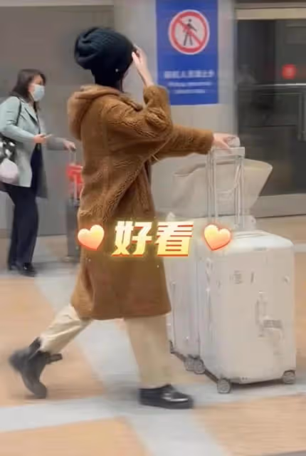 李嫣回國穿背心打扮成熟,超170大長腿吸睛,與繼母逛街有說有笑