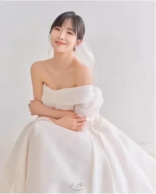 韓國女星手臂上打著石膏登台,韓網友爭論,是為了賺錢還是責任感