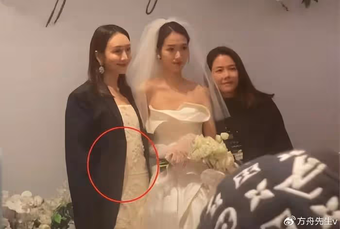 天道輪迴?王鷗遭男友背叛,何九華出軌與美女擁吻,車內密會3小時