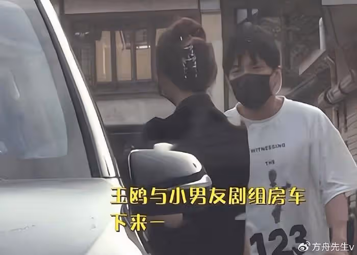 天道輪迴?王鷗遭男友背叛,何九華出軌與美女擁吻,車內密會3小時