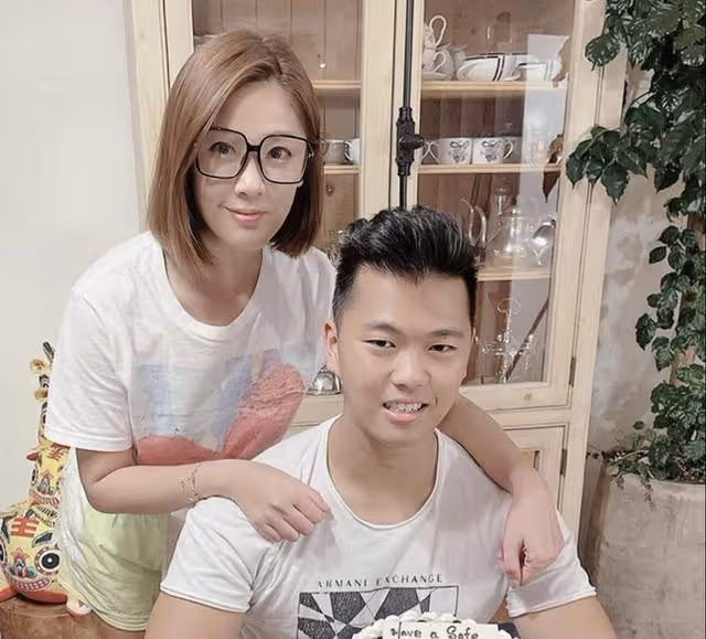 橫刀奪愛入豪門！知名港姐兒子從名校畢業，身材健碩是舉重運動員
