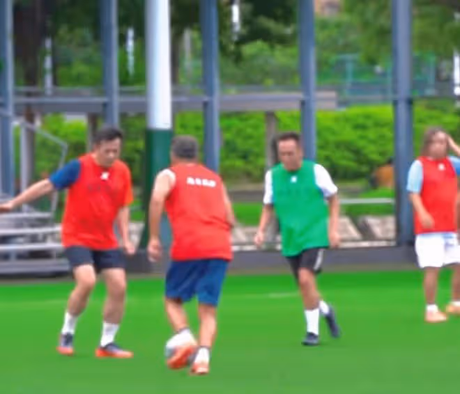 譚詠麟病倒暴瘦14斤!72歲踢球開演唱會忙不停,流汗太多病菌入侵