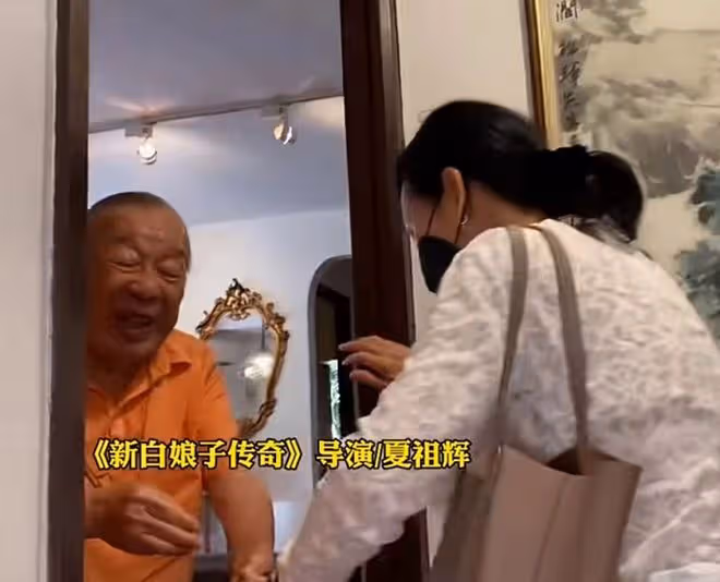 「小青」陳美琪回國！64歲氣質仍優雅出眾，長居英國陪養女讀書