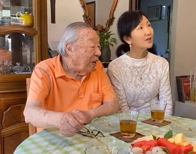 「小青」陳美琪回國！64歲氣質仍優雅出眾，長居英國陪養女讀書
