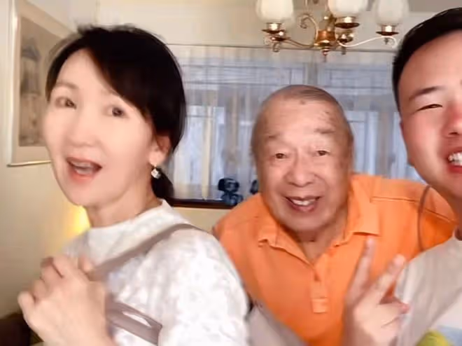 「小青」陳美琪回國！64歲氣質仍優雅出眾，長居英國陪養女讀書