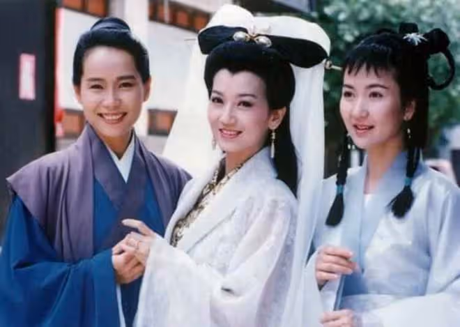「小青」陳美琪回國！64歲氣質仍優雅出眾，長居英國陪養女讀書