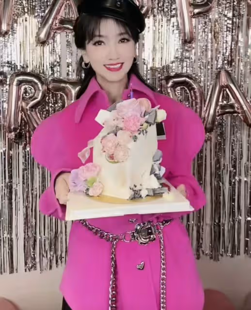「小青」陳美琪回國！64歲氣質仍優雅出眾，長居英國陪養女讀書