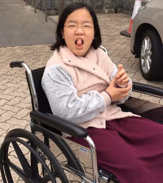「小青」陳美琪回國!64歲氣質仍優雅出眾,長居英國陪養女讀書