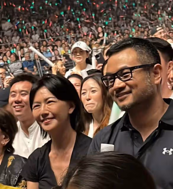 孫燕姿支持張惠妹演唱會,素顏露面打扮低調,外籍老公近照曝光