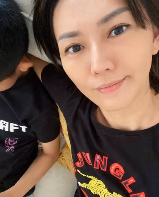 孫燕姿支持張惠妹演唱會,素顏露面打扮低調,外籍老公近照曝光