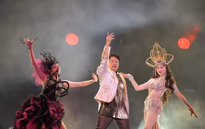 7月14日，譚詠麟自曝開完演唱會之後便病倒了，幾天時間瘦了15磅