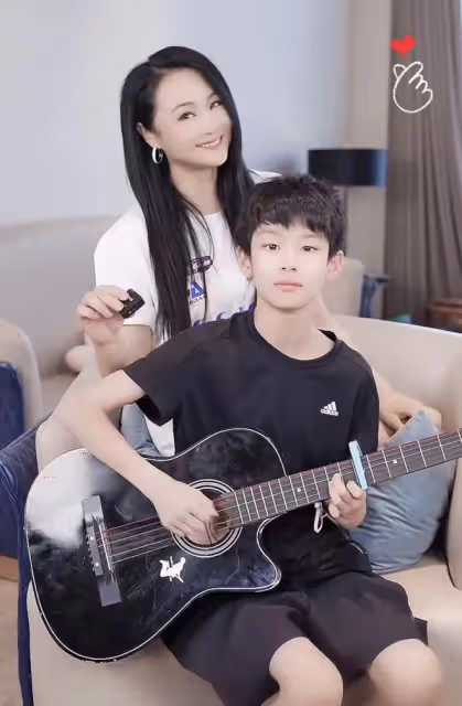 曹穎夫婦現身愛子畢業禮,全家高顏值兒子長像爸,一年學費近30萬