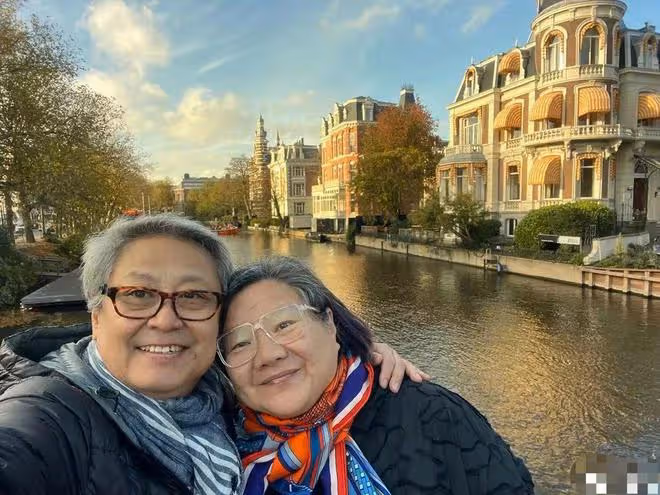 62歲陳凱歌前妻和現任定居法國,逛街曬當地騷亂,白髮嘴歪老太多