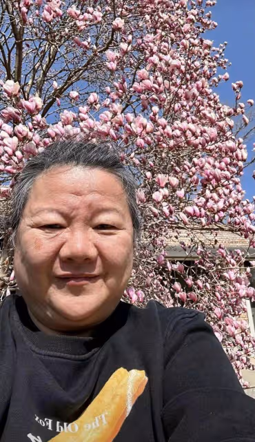 62歲陳凱歌前妻和現任定居法國,逛街曬當地騷亂,白髮嘴歪老太多