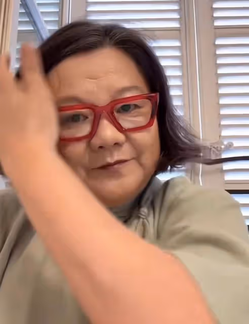 62歲陳凱歌前妻和現任定居法國,逛街曬當地騷亂,白髮嘴歪老太多