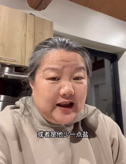 62歲陳凱歌前妻和現任定居法國,逛街曬當地騷亂,白髮嘴歪老太多
