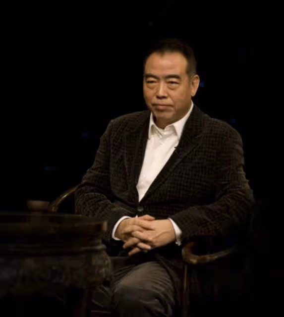 62歲陳凱歌前妻和現任定居法國,逛街曬當地騷亂,白髮嘴歪老太多