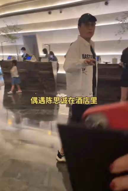 陳思誠高檔酒店被偶遇心情愉悅，身後跟四位靚妹，各個細腰長腿