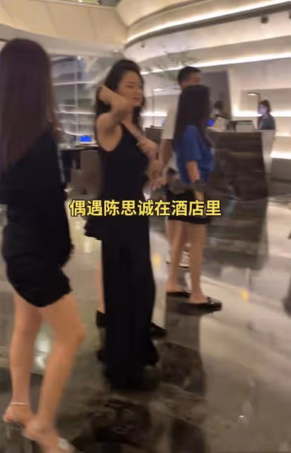 陳思誠高檔酒店被偶遇心情愉悅，身後跟四位靚妹，各個細腰長腿