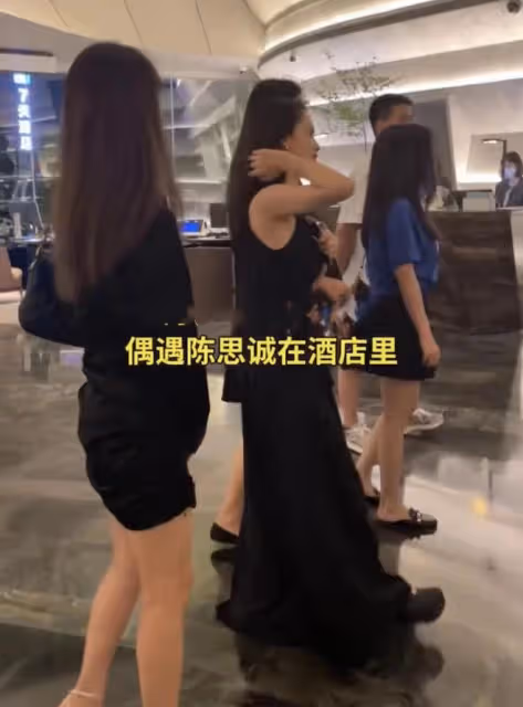 陳思誠高檔酒店被偶遇心情愉悅，身後跟四位靚妹，各個細腰長腿