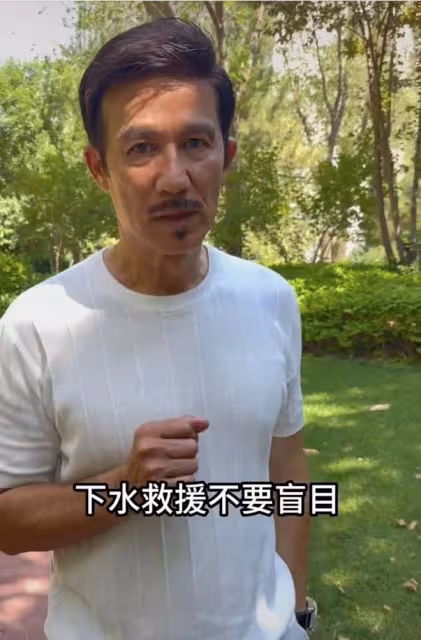 知名港星定居內地,讓小22歲北京老婆野泳脫衣服,被錯認是父女
