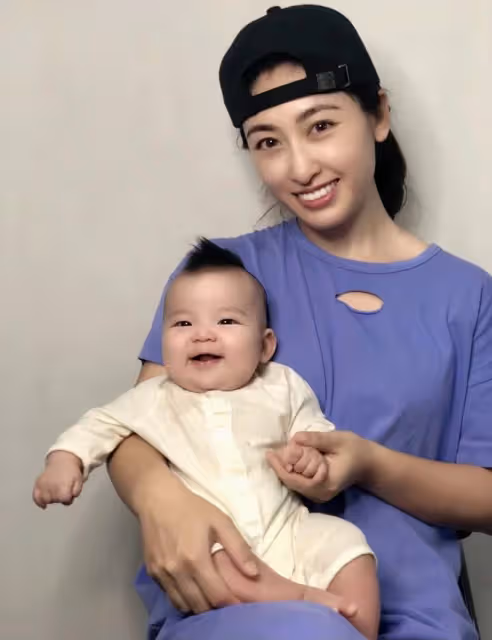 知名港星定居內地,讓小22歲北京老婆野泳脫衣服,被錯認是父女