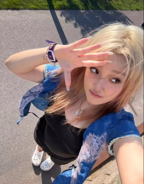 主持人李靜女兒從美國回老家!穿著火辣五官像爸,讀名校生活富足