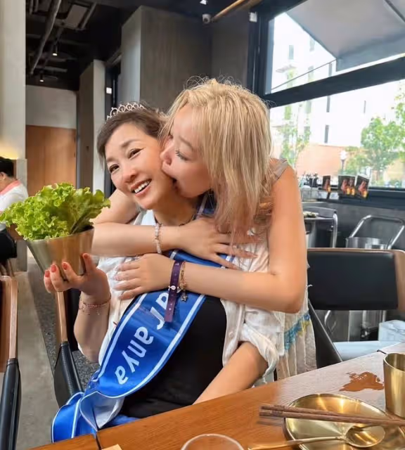 主持人李靜女兒從美國回老家!穿著火辣五官像爸,讀名校生活富足
