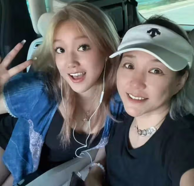 主持人李靜女兒從美國回老家!穿著火辣五官像爸,讀名校生活富足