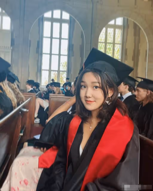 主持人李靜女兒從美國回老家!穿著火辣五官像爸,讀名校生活富足