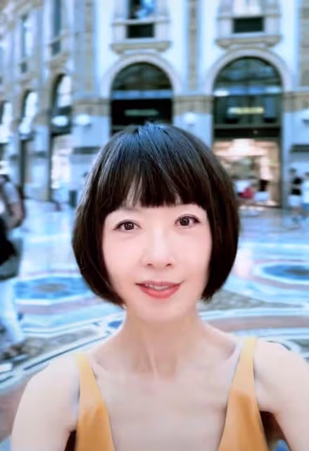 53歲陳魯豫現身義大利,瘦成排骨胸筷子腿頭大身小,稱從不吃主食
