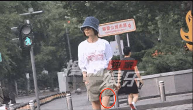 53歲陳魯豫現身義大利,瘦成排骨胸筷子腿頭大身小,稱從不吃主食