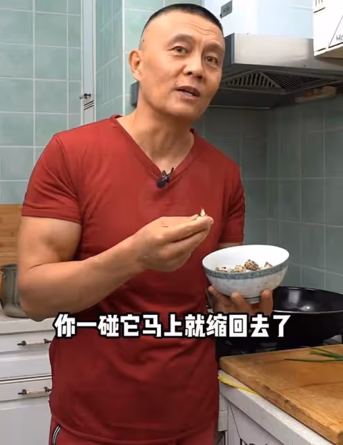 老戲骨常戎近況曝光!娶小17歲嬌妻熱衷下廚,60歲仍一身腱子肉