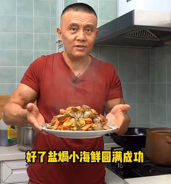 老戲骨常戎近況曝光!娶小17歲嬌妻熱衷下廚,60歲仍一身腱子肉