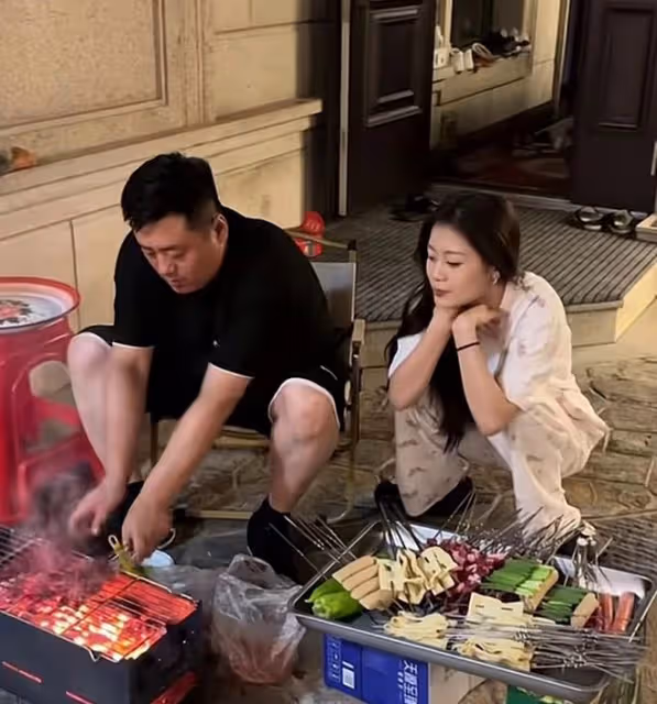 宋曉峰女兒北電放暑假!與老爸豪宅擼串太愜意,穿露腰裝大秀身材