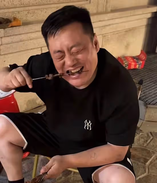 宋曉峰女兒北電放暑假!與老爸豪宅擼串太愜意,穿露腰裝大秀身材