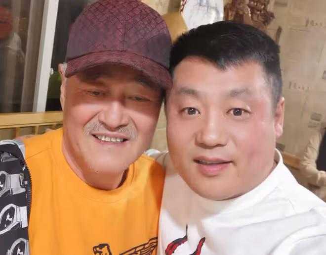 宋曉峰女兒北電放暑假!與老爸豪宅擼串太愜意,穿露腰裝大秀身材