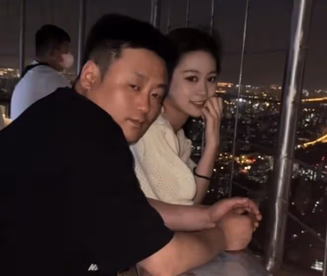 宋曉峰女兒北電放暑假！與老爸豪宅擼串太愜意，穿露腰裝大秀身材