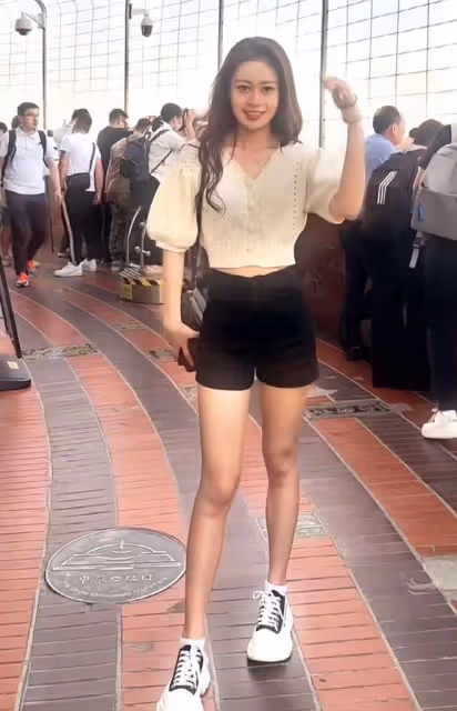 宋曉峰女兒北電放暑假！與老爸豪宅擼串太愜意，穿露腰裝大秀身材