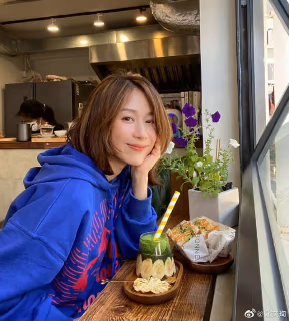 知名港星現身參加女兒畢業禮!期間不自覺落淚,女兒長相太像媽