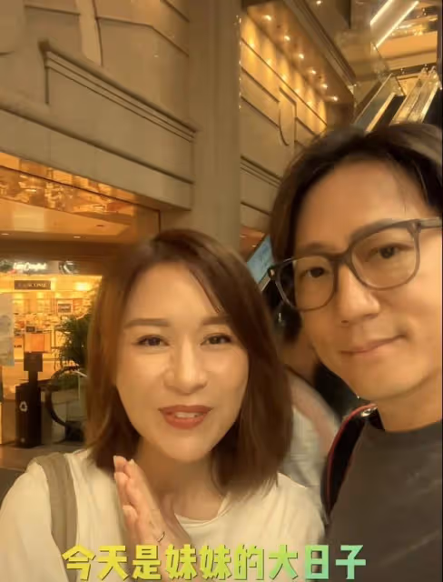 知名港星現身參加女兒畢業禮!期間不自覺落淚,女兒長相太像媽