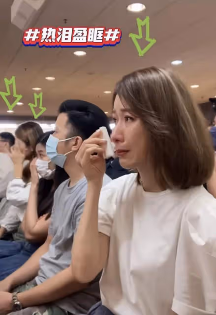 知名港星現身參加女兒畢業禮!期間不自覺落淚,女兒長相太像媽
