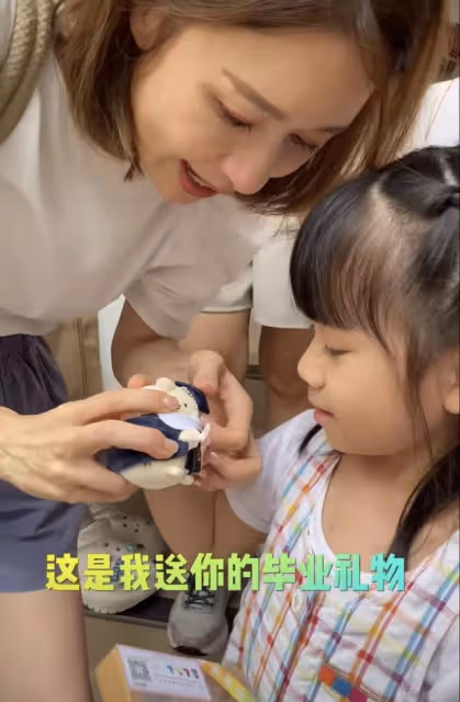知名港星現身參加女兒畢業禮!期間不自覺落淚,女兒長相太像媽